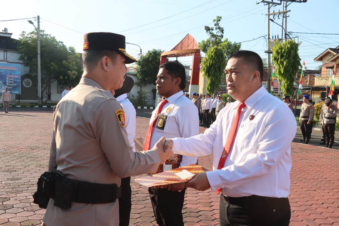 KEREN! Kapolsek, Kanit Hingga 9 Anggota Polsek Sanga Desa Terima Penghargaan dari Kapolres