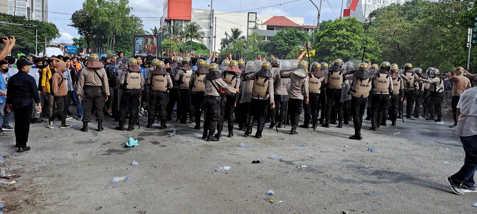  Aksi Massa Ricuh, Hujan Batu dan Botol Pun Terjadi