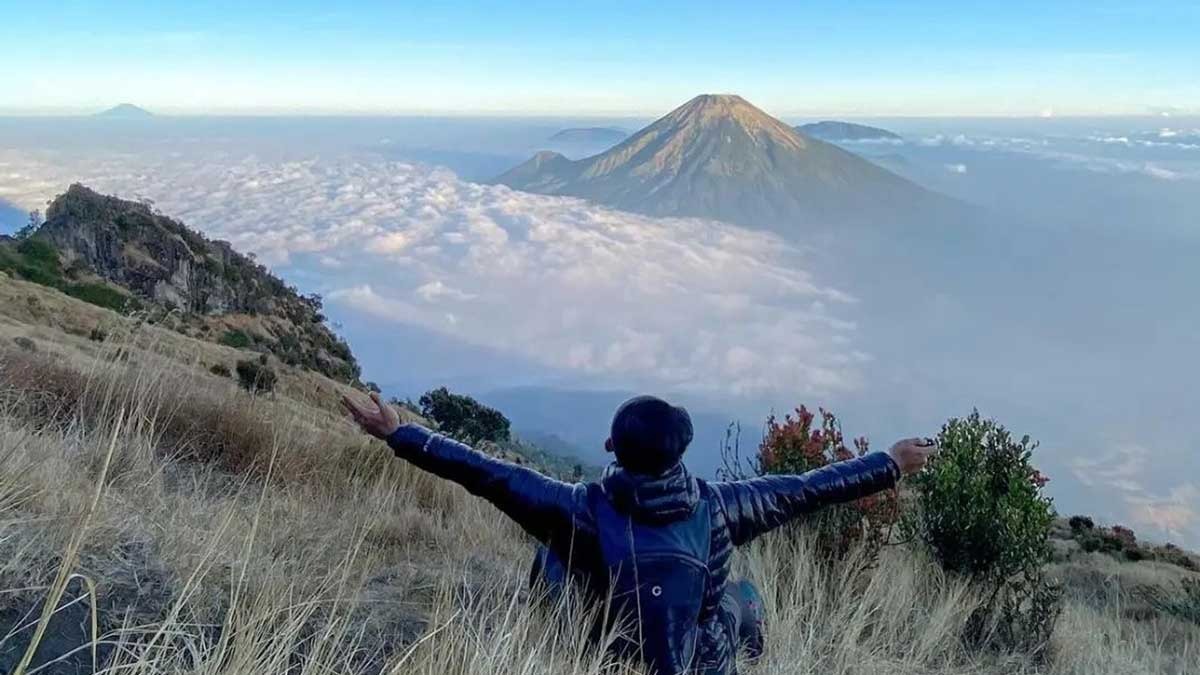 Salah Satu Gunung Tertinggi di Jawa Tengah Ini Dikenal Sebagai Pusat Spiritual, Ada Banyak Bangunan Suci 