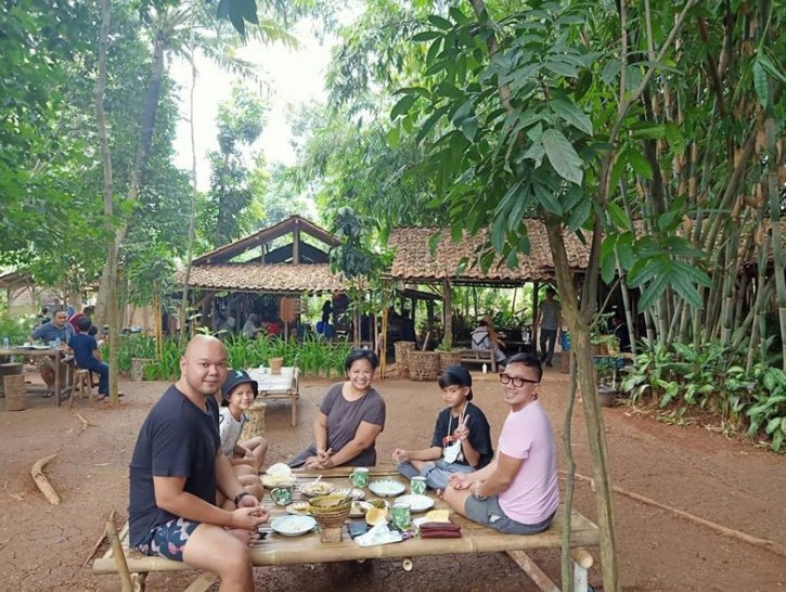 Omzet Rp10 Juta Sehari! Warung Terpencil di Tengah Hutan Sumedang, Ternyata Ini Rahasianya