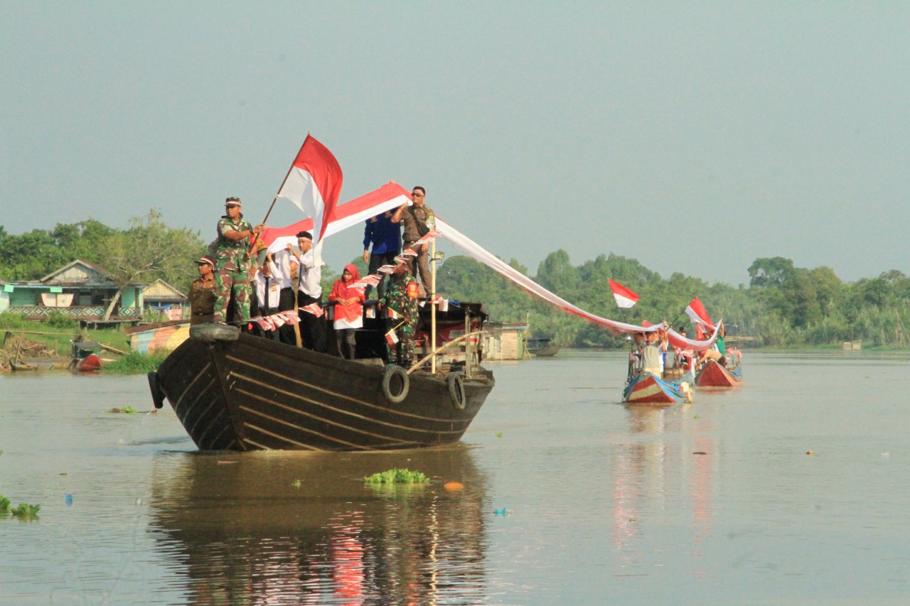 Bentangkan Bendera Merah Putih di Atas Sungai Lalan