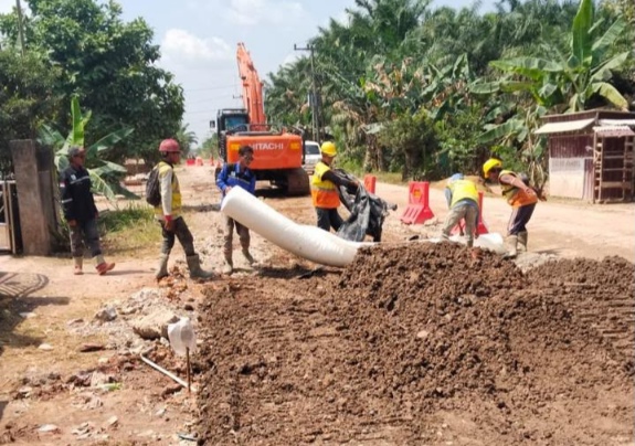 Komitmen Sosial Perbaikan Jalan dari PT HKI Bikin Warga Muba Sumringah