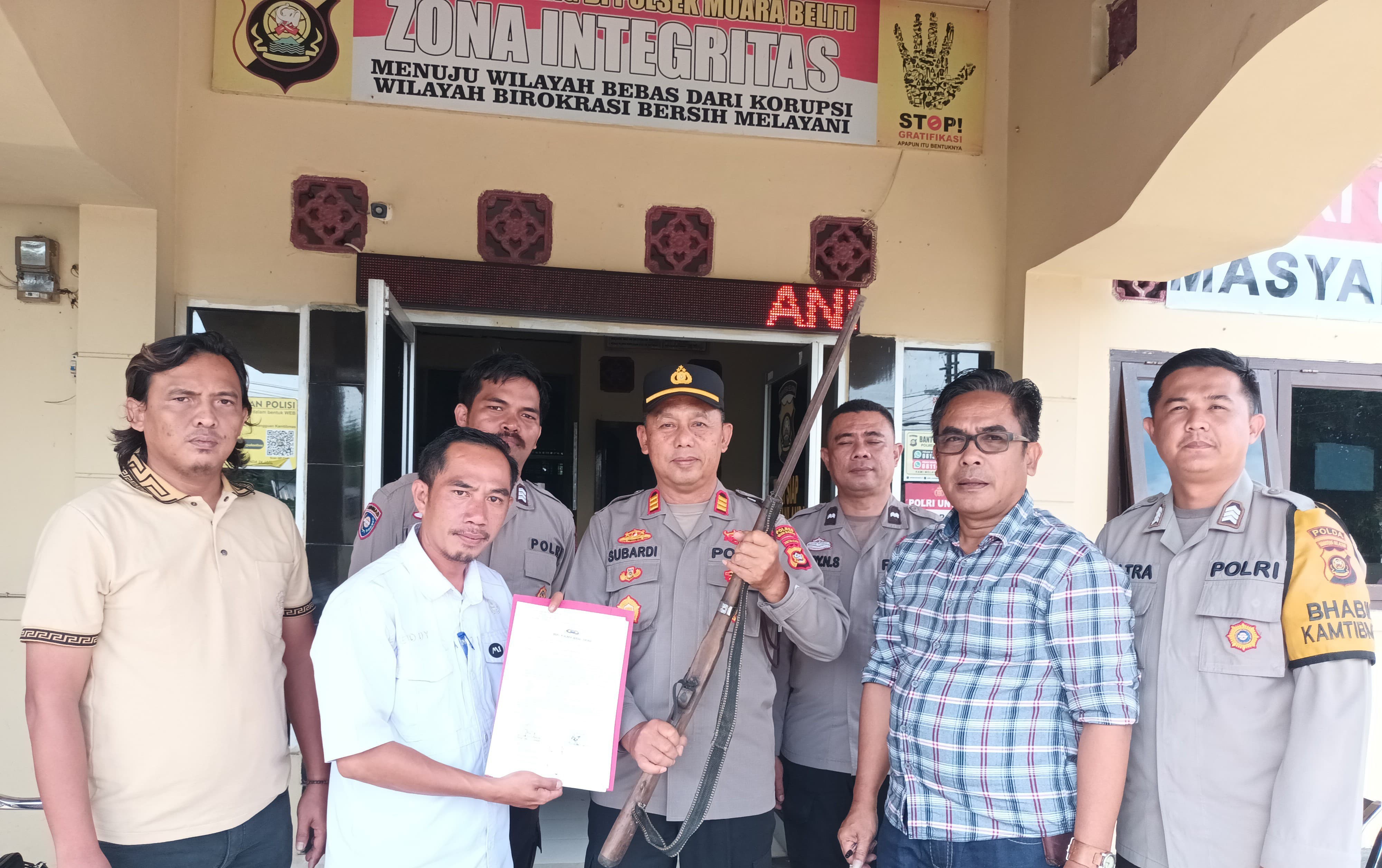 Sekdes Suro Serahkan Senpira ke Polsek Muara Beliti Wujud Dukungan Operasi Senpi Musi 2025