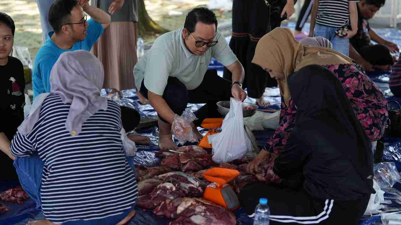 12 Sapi dan 5 Kambing Dikurbankan, Kejati Sumsel Bagikan 1.000 Paket Daging