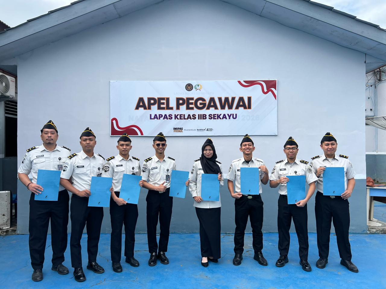 8 Pegawai Lapas Sekayu Terima Kenaikan Pangkat Melalui Program Penyetaraan Ijazah