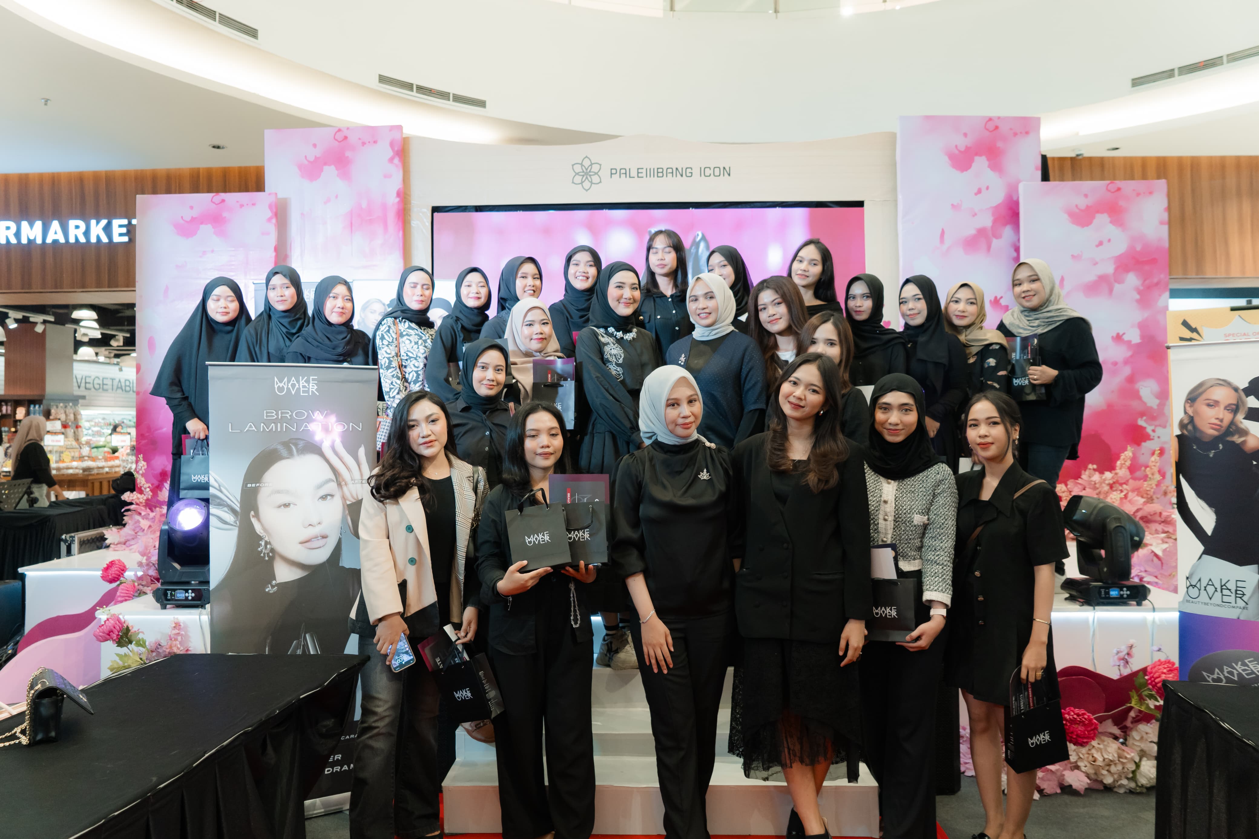 Rahasia Flawless Glow, Belajar Make Up Bersama Customer Loyal Make Over Cosmetics