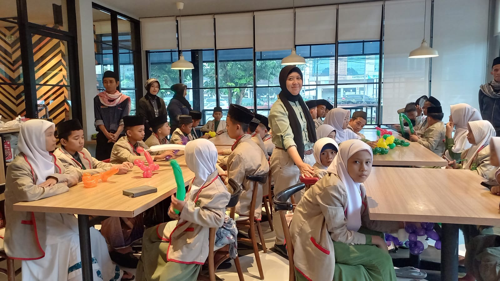 Pizza Hut Palembang Berbagi Bersama di Bulan Ramadan, Ajak Anak Panti Asuhan Buka Puasa 