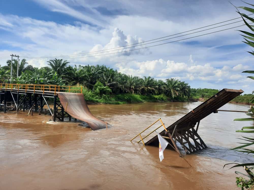 Jembatan Antar Desa di Ogan Ilir Ambruk, Pick Up Muatan Sawit Terjun ke Sungai