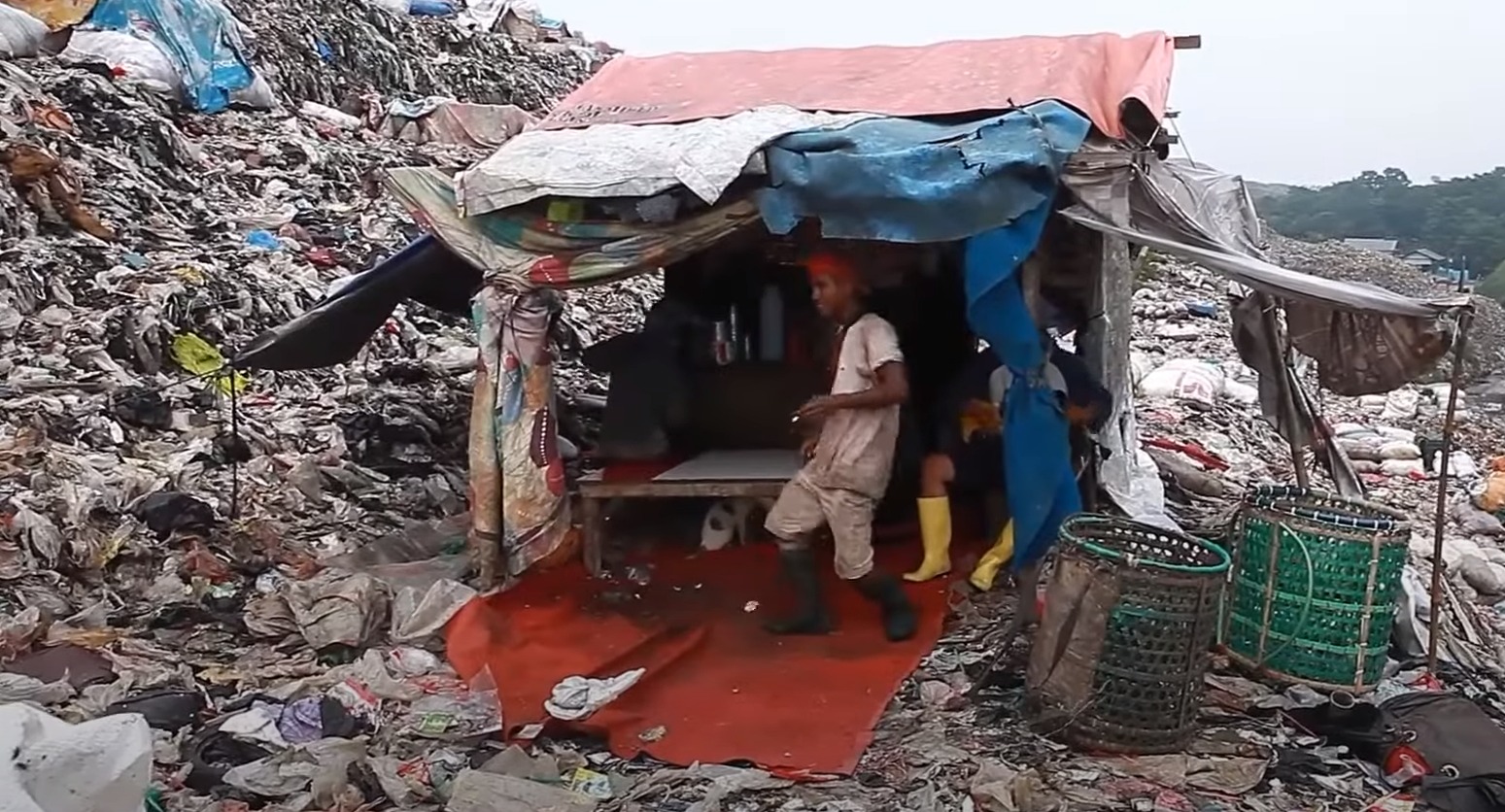 Warung di Atas Gunung Sampah Bantargebang, Makanannya Penuh Lalat, Tapi Omzetnya Rp27 Juta Sebulan!  