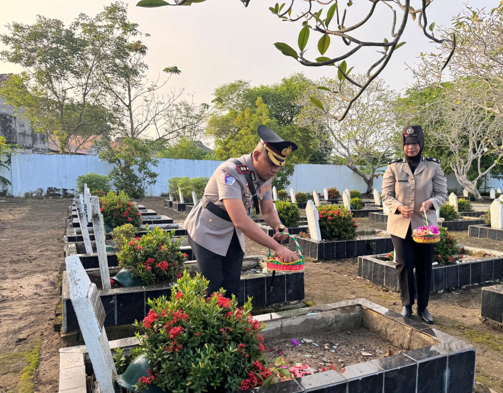 Sambut HUT Bhayangkara ke- 79, Kapolres OKI Pimpin Ziarah Rombongan ke TMP Kayuagung