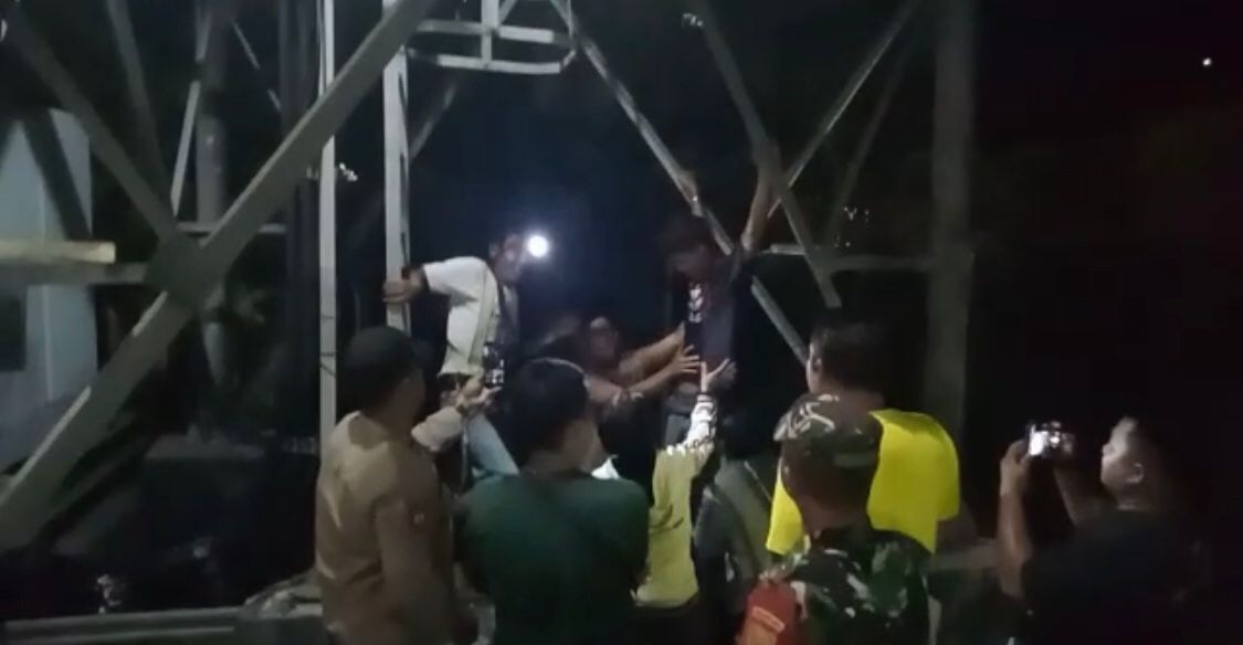  Setelah Dibujuk Rayu, Pria Warga Palembang Turun dari Tower Setinggi 20 Meter