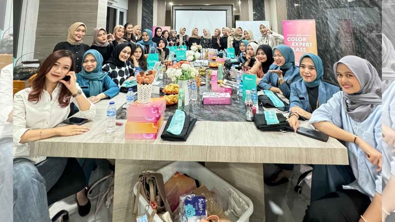 Wardah dan Daviena Berkolaborasi Gelar Beauty Class, Ajarkan Teknik Make Up ke Karyawan