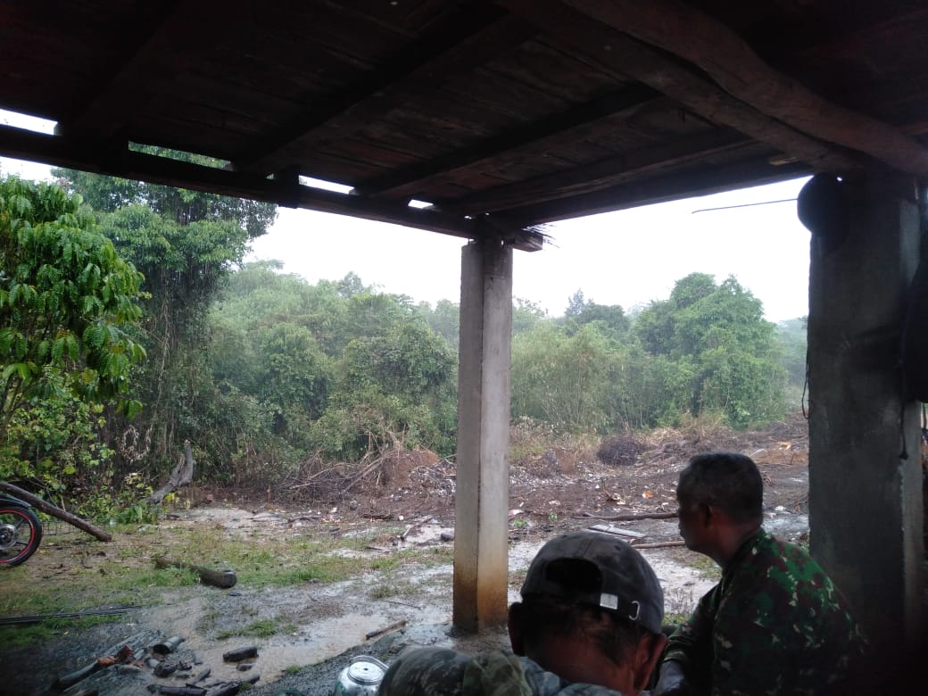 Hujan Turun, Personel TMMD Berteduh Sejenak Saat Kerjakan Fasum