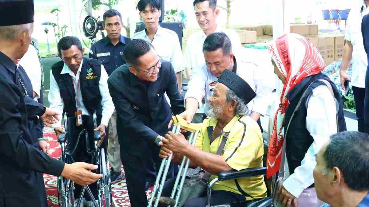 Berbagi Kebahagiaan di HUT Palembang Bersama Penyandang Disabilitas, Ratu Dewa Bagian 150 Alat Bantu 
