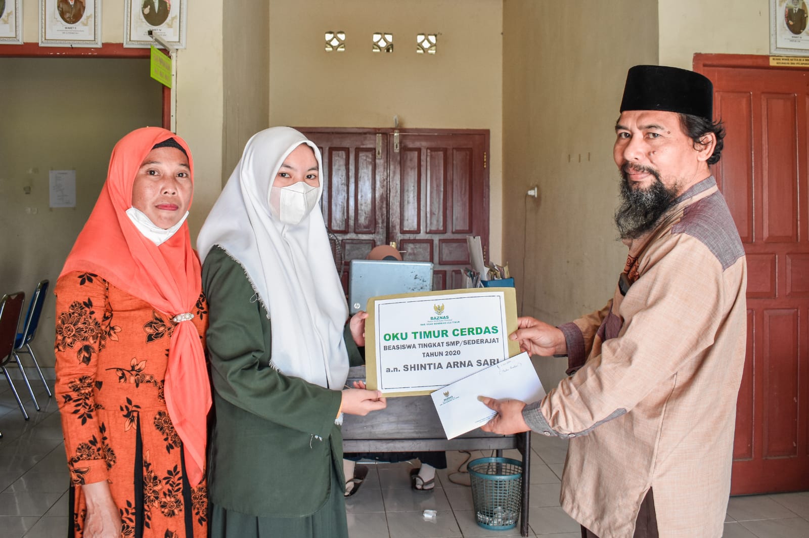 Baznas Salurkan Beasiswa Untuk Pelajar Kurang Mampu dan Berprestasi di OKU Timur