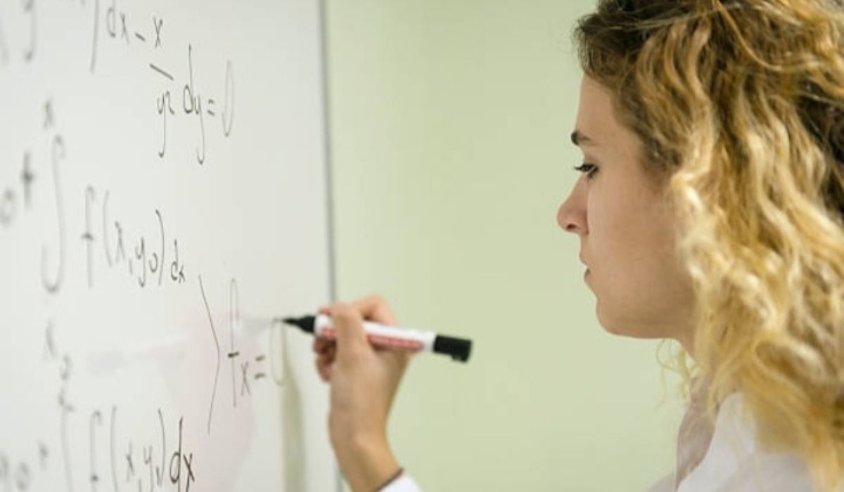 8 Cara Menjadi Guru Matematika yang Disenangi Siswa, Dijamin Jadi  Idola