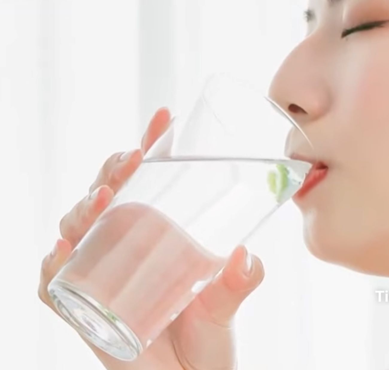 5 Manfaat Minum Air Putih Pada Pagi Hari Bagi Kesehatan, Nomor 3 Bikin Kulit Kinclong