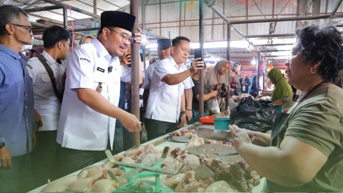 Tinjau Pasar Sekip, Wawako Palembang Prima Salam Pastikan Harga Sembako Stabil
