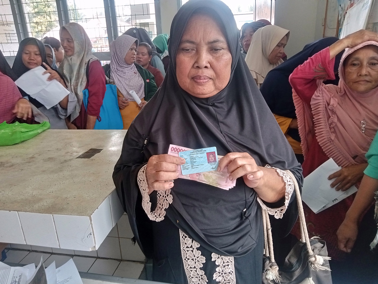 KPM Cek ATM! Dana Bansos BPNT Tahap 3 Cair Awal September, Bagaimana Dengan PKH? Simak Penjelasannya