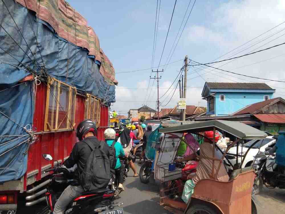 Warga Buru Sembako H-1 Ramadan 1444 H, Jalintim Pasar Indralaya Macet Panjang