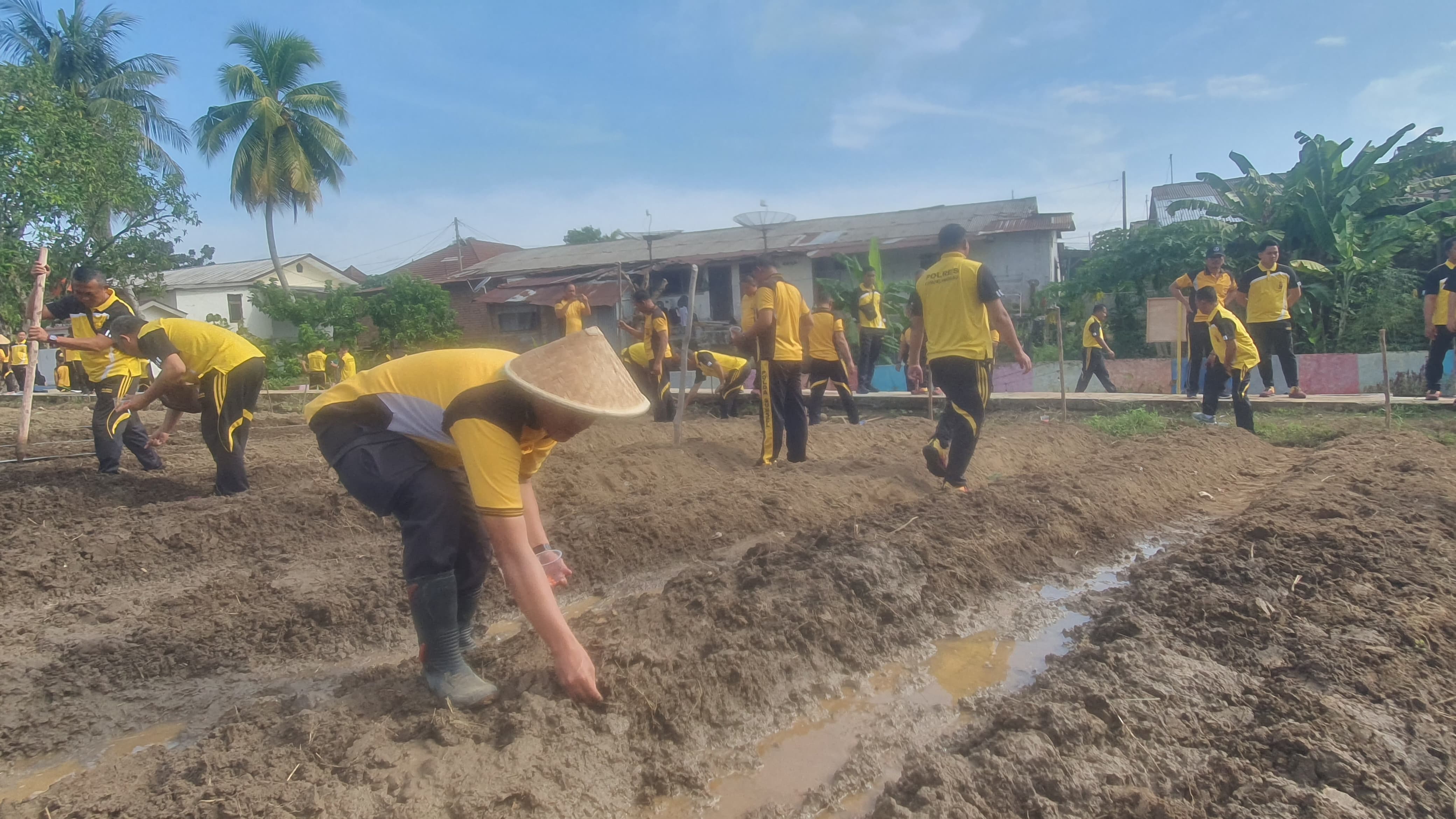 Polres Lubuklinggau Manfaatkan Lahan Ketahanan Pangan dan Tebar Ribuan Bibit Ikan