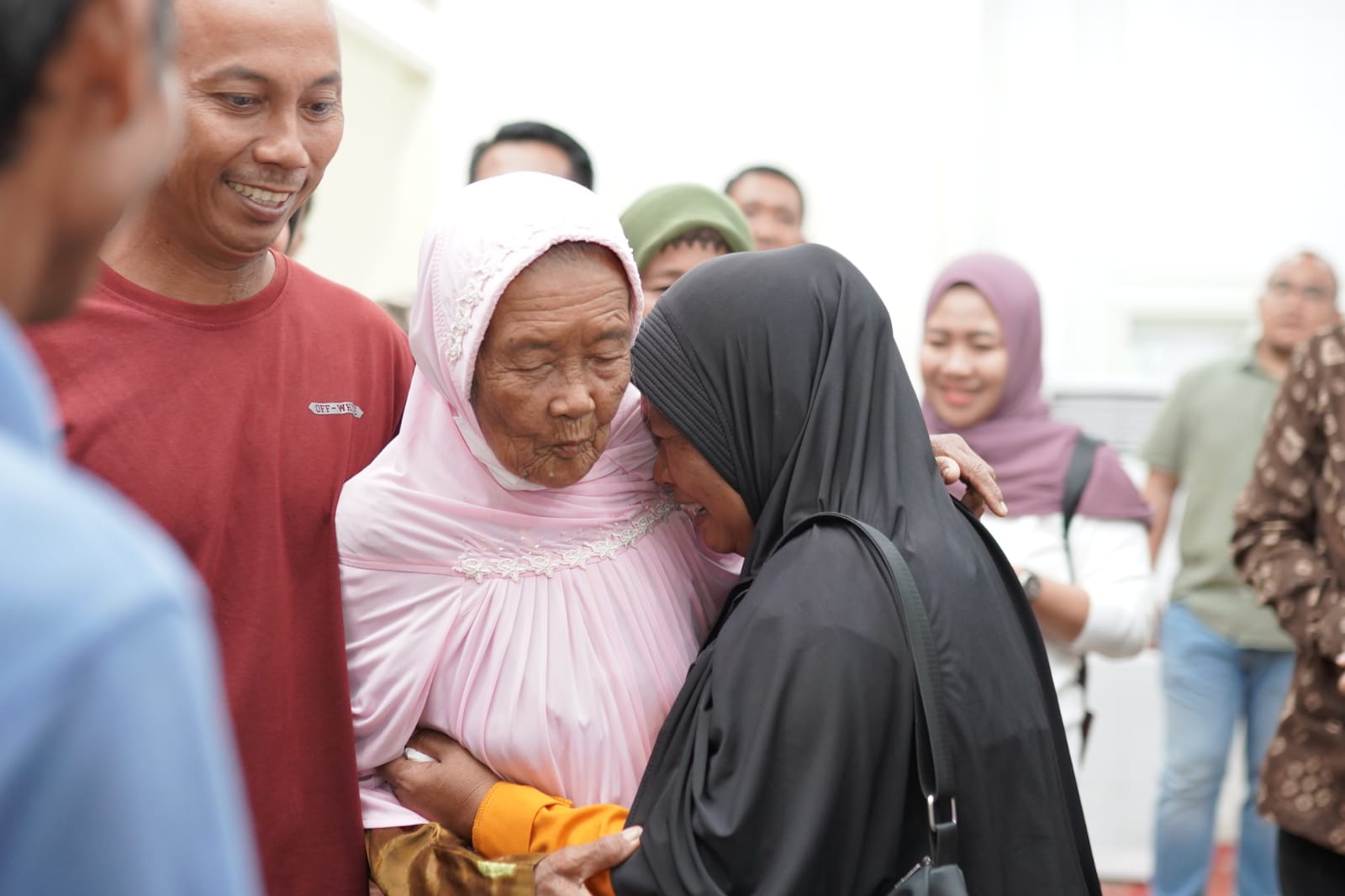 Momen Haru, 2 Bupati Lintas Provinsi Pertemukan Ibu dan Anak Telah Berpisah 45 Tahun Lamanya