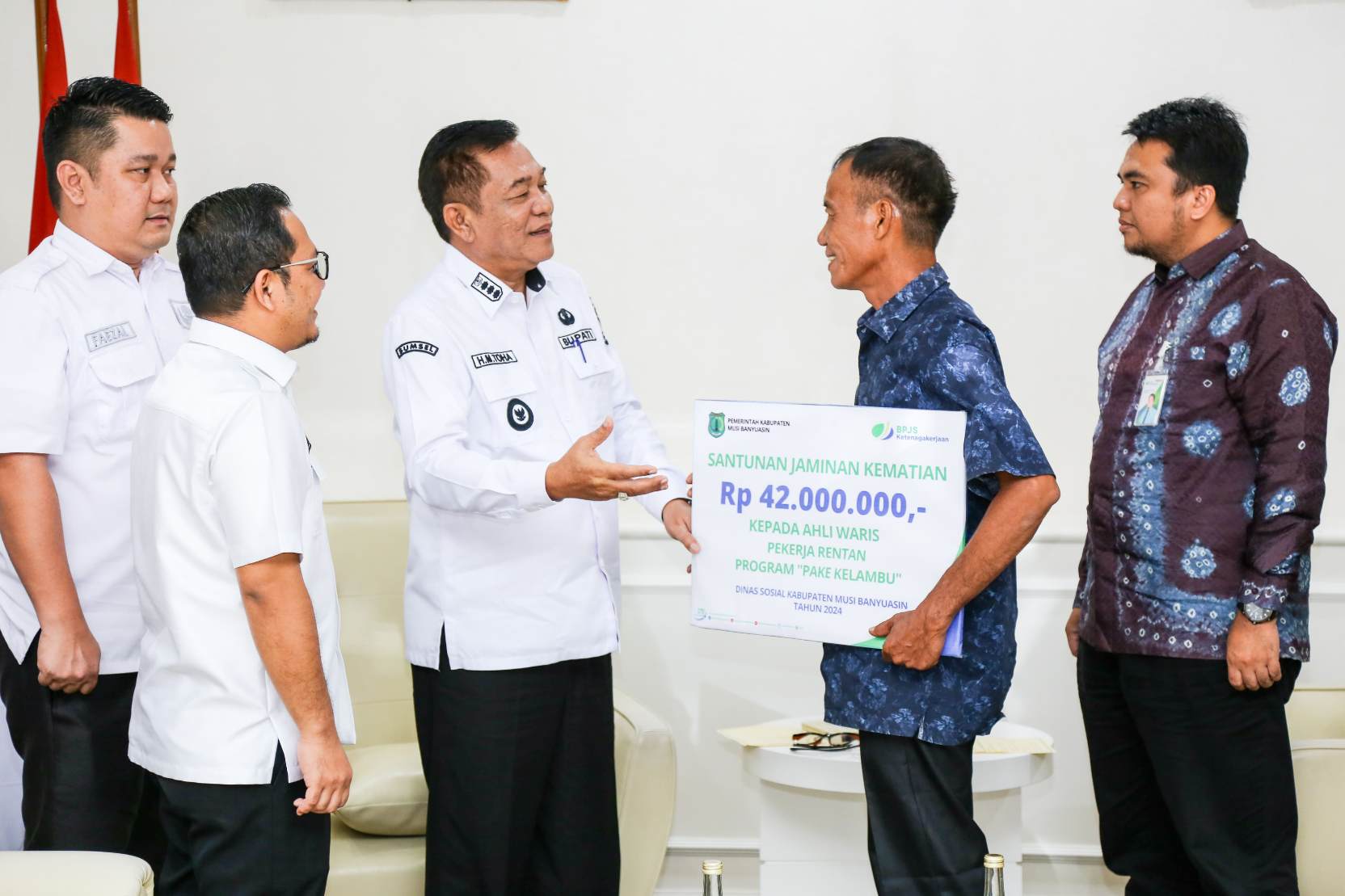 Bupati Muba Serahkan Santunan Kematian kepada Ahli Waris Pekerja Rentan