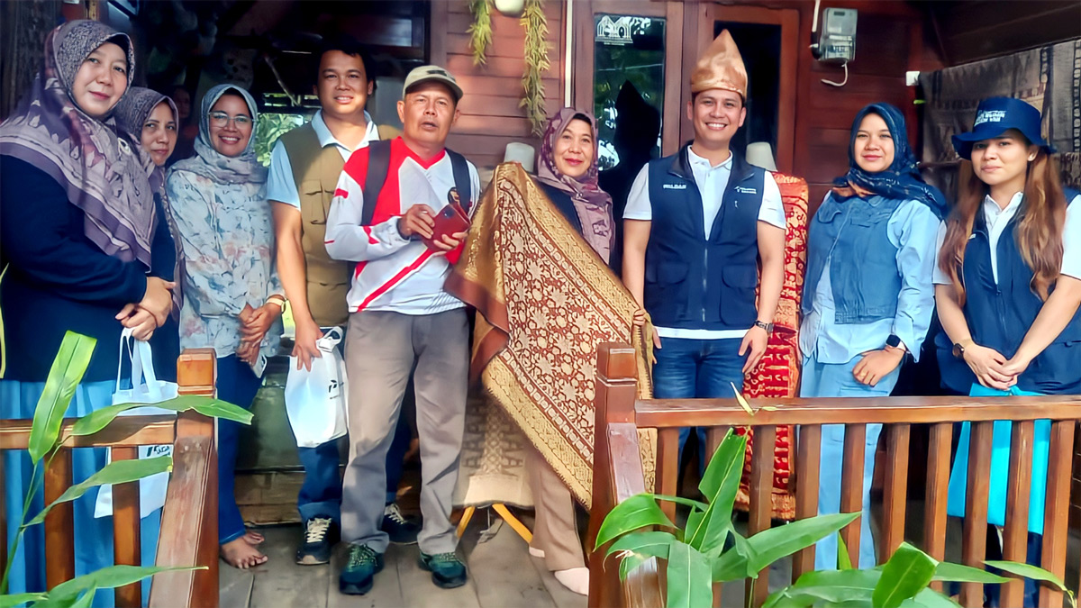 Songket Behembang Lingge, Warisan Desa Lingga yang Dibangkitkan Yenny Bersama PTBA