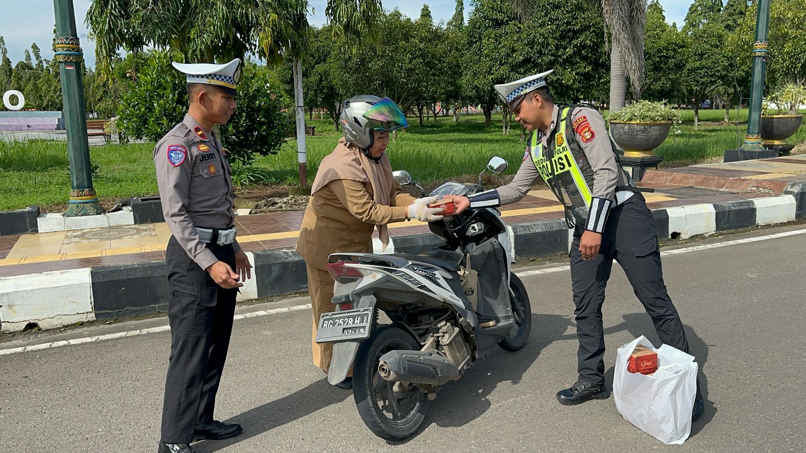 Kapolres Musi Rawas Cetuskan Program Bagi Takjil di Bulan Ramadhan 