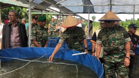 Bersama Danrem 044/Gapo,Danpusterad Letjen TNI Teguh Kunjungi Agrowisata Tekno 44