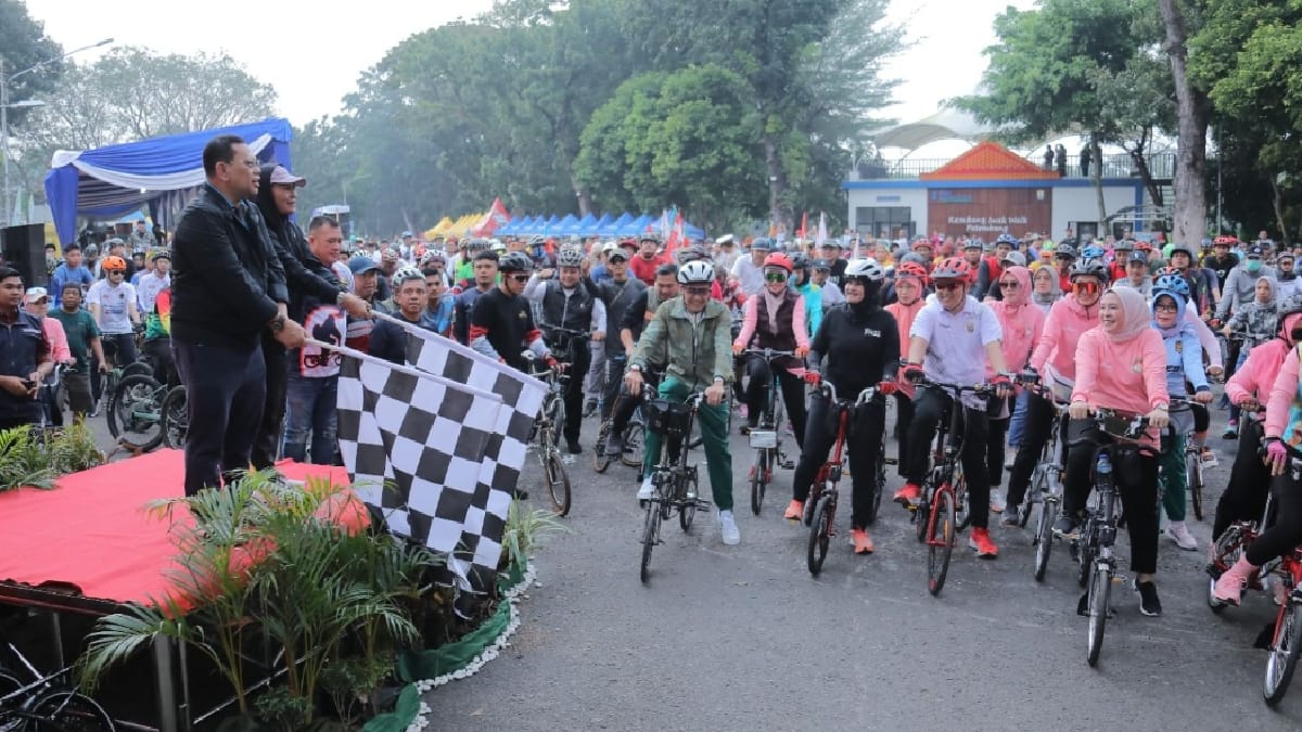 Meriahkan HUT Palembang, Ribuan ASN Dan Masyarakat Gowes Bareng Pj Walikota