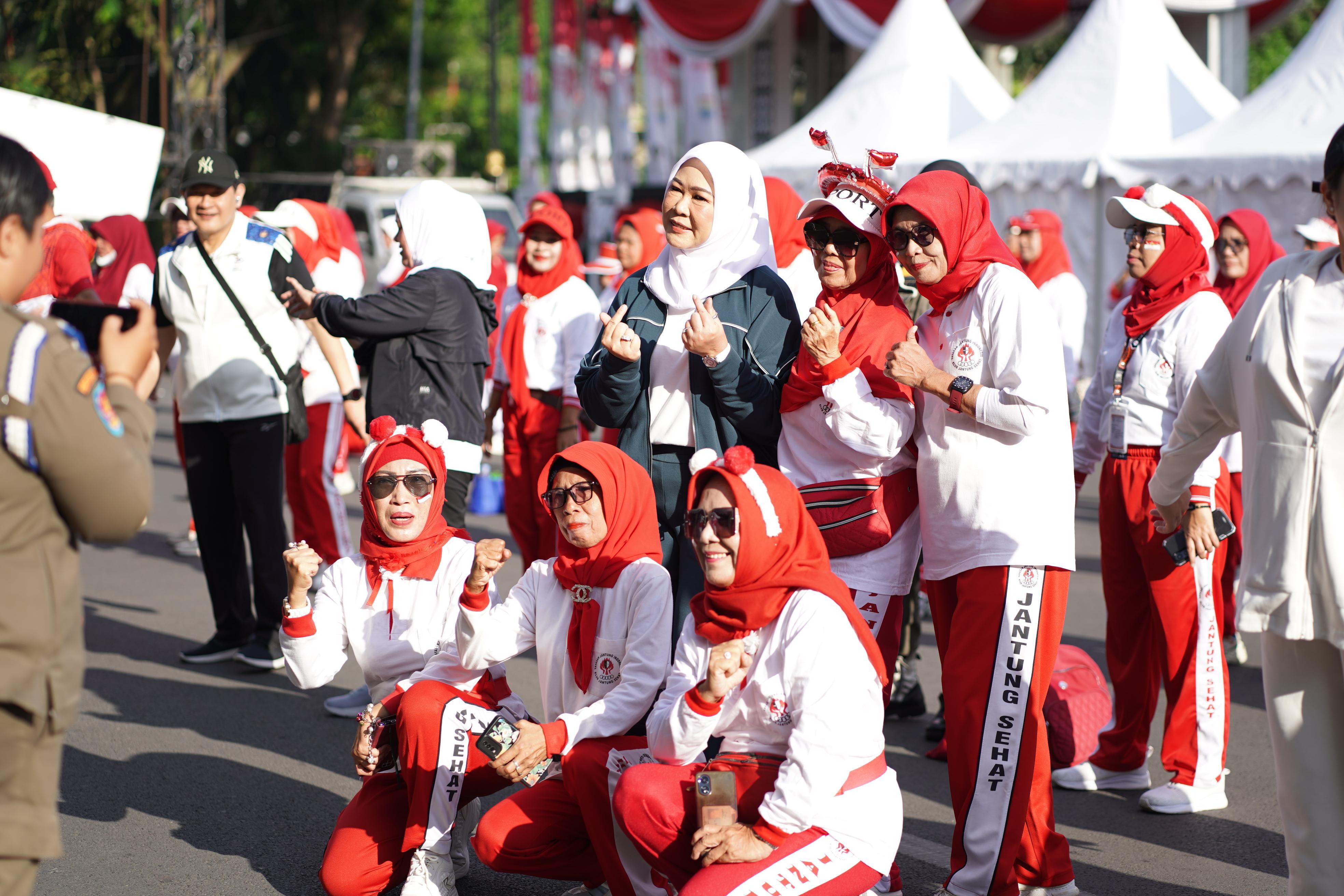 Feby Deru Ajak Warga Sumsel Jaga Kesehatan Jantung Lewat Senam Sehat di Kambang Iwak