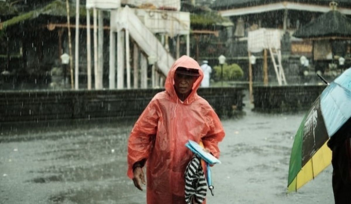 Kupang dan Tanjung Pinang Hujan Petir, Berikut Ini Prakiraan Cuaca BMKG Minggu 10 Desember 2023, 