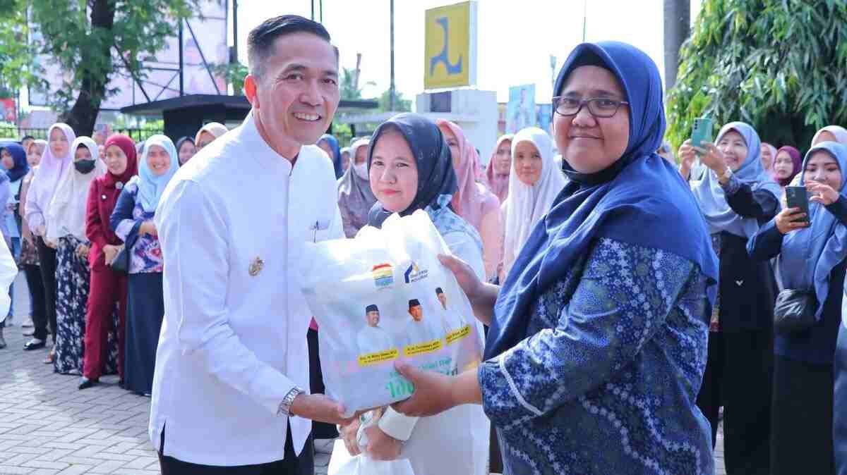 Ratu Dewa Bagikan Bingkisan Sembako dan THR untuk Tenaga PHL, Garda Terdepan di Palembang