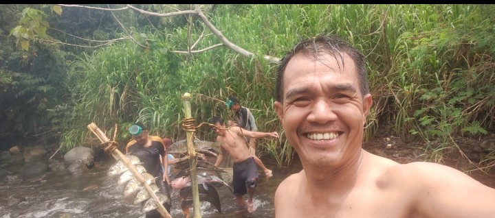 Gunakan Alat Tradisional Ini, Kades Sirah Pulau dan Warga Tangkap Ikan di Sungai Lingsing