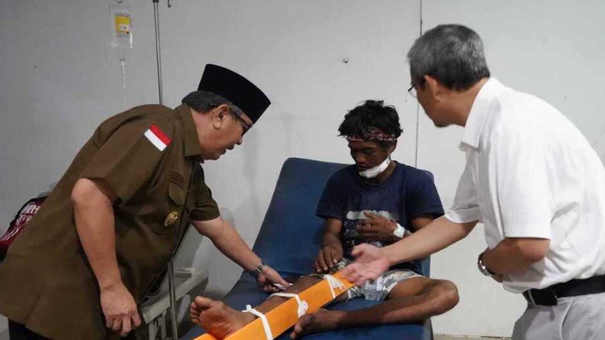 Pj Bupati Ahmad Rizali Jenguk Korban Kecelakaan Crane Girder Flyover Bantaian Muara Enim, Berikan Santunan