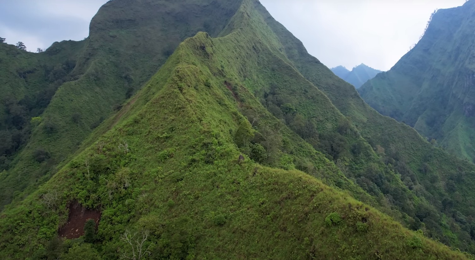 Pendakian Ekstrem Gunung Piramid, Lewati Jalur Mirip Punggung Naga, Kanan Kiri Jurang yang Dalam