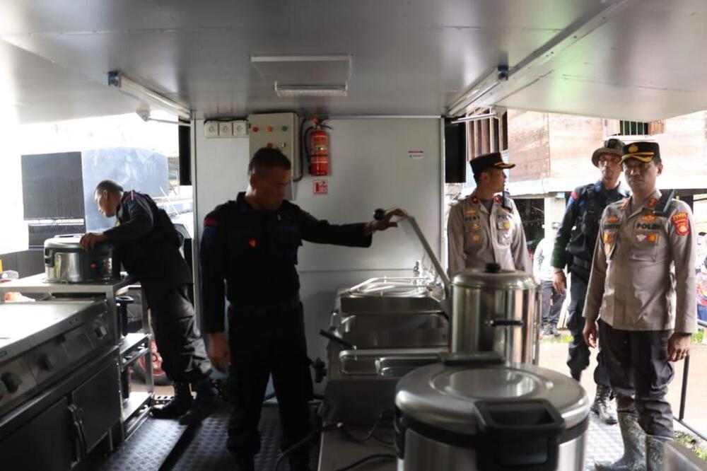 Polisi Sajikan Makanan di Lokasi Bencana Banjir di Lahat
