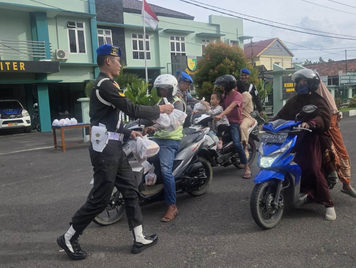 Subdenpom Persiapan Sekayu Bersama Polisi Bagikan Ratusan Takjil Kepada Warga 