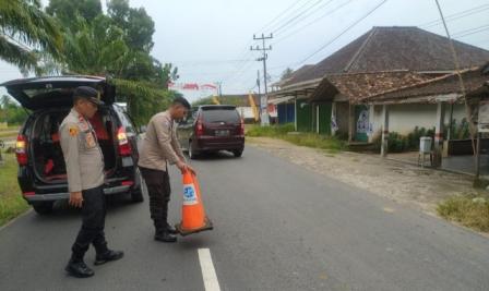 Polsek Buay Madang Timur Pasang Traffic Cone di Lokasi Rawan Kecelakaan
