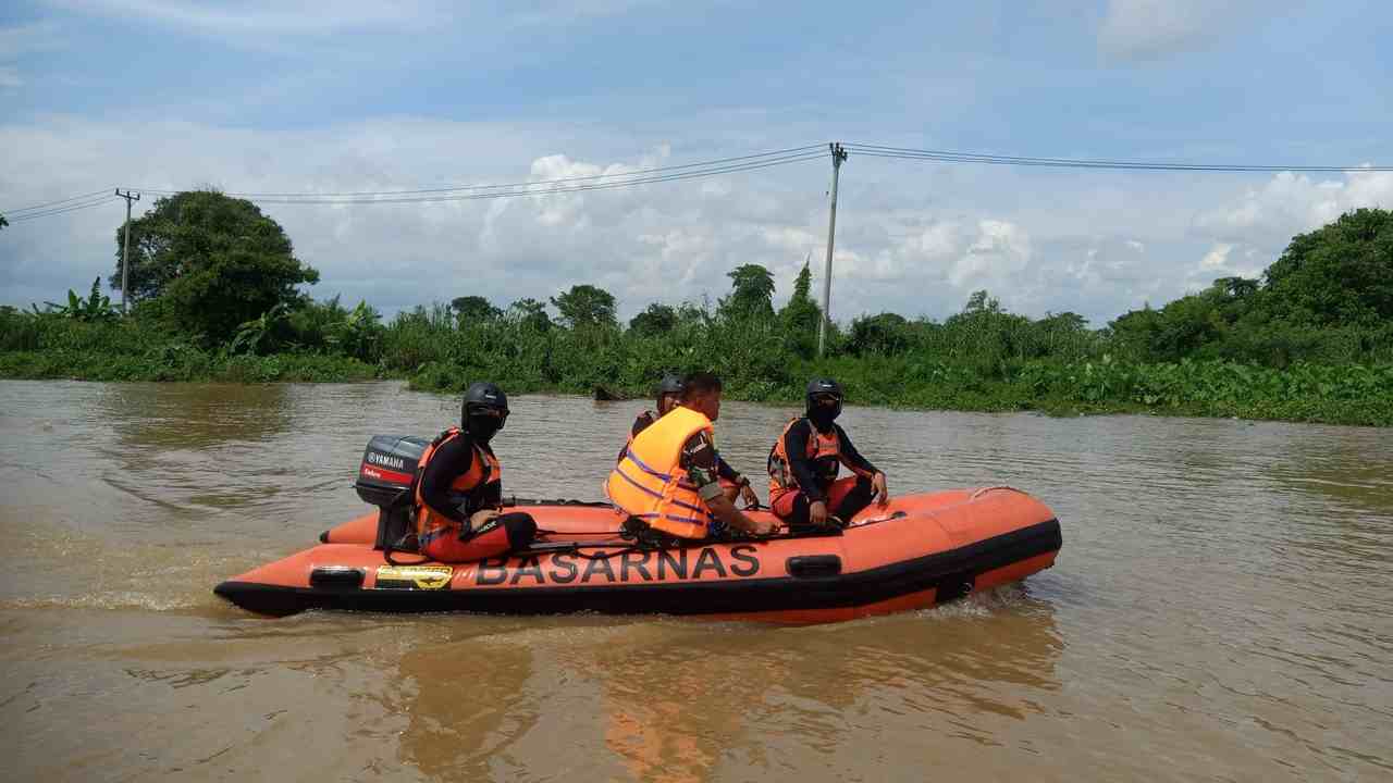 Perahu  Getek Terbalik Dihantam Ombak, Warga Muara Enim Hilang di Sungai Musi  