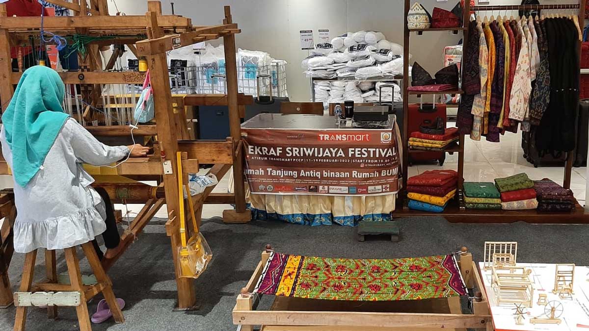 Mengenal Tenun Tuan: Kain Handmade Palembang yang Dibina PTBA Hingga Go International