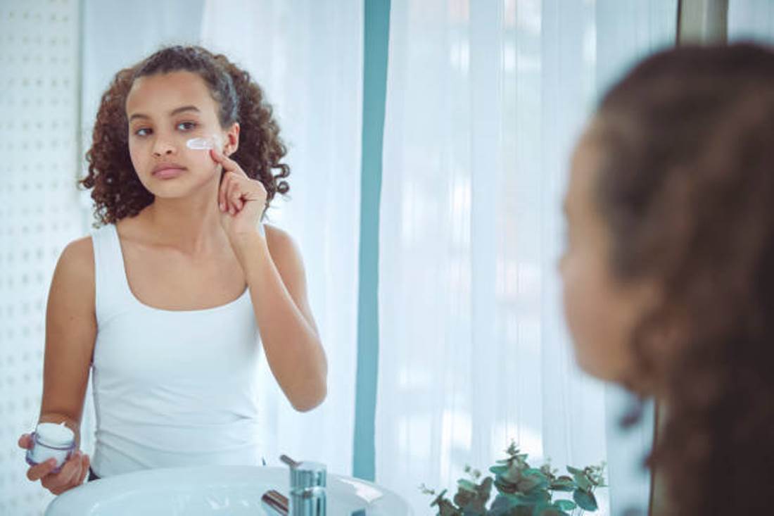 4 Cara Alami Hilangkan Bintik Hitam di Wajah