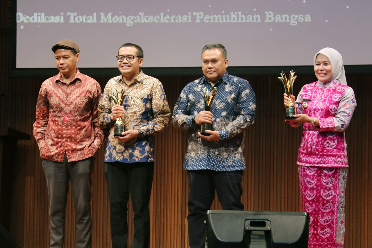 Dikenal Dekat Dengan Masyarakat, Wawako Palembang Terima Penghargaan Moeslim Choice Award 2022