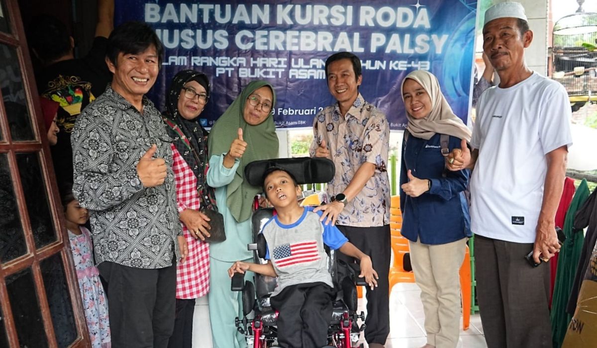 HUT ke-43 Bukit Asam Kunjungi Anak-Anak Cerebral Palsy, Berikan Kursi Roda Adaptif