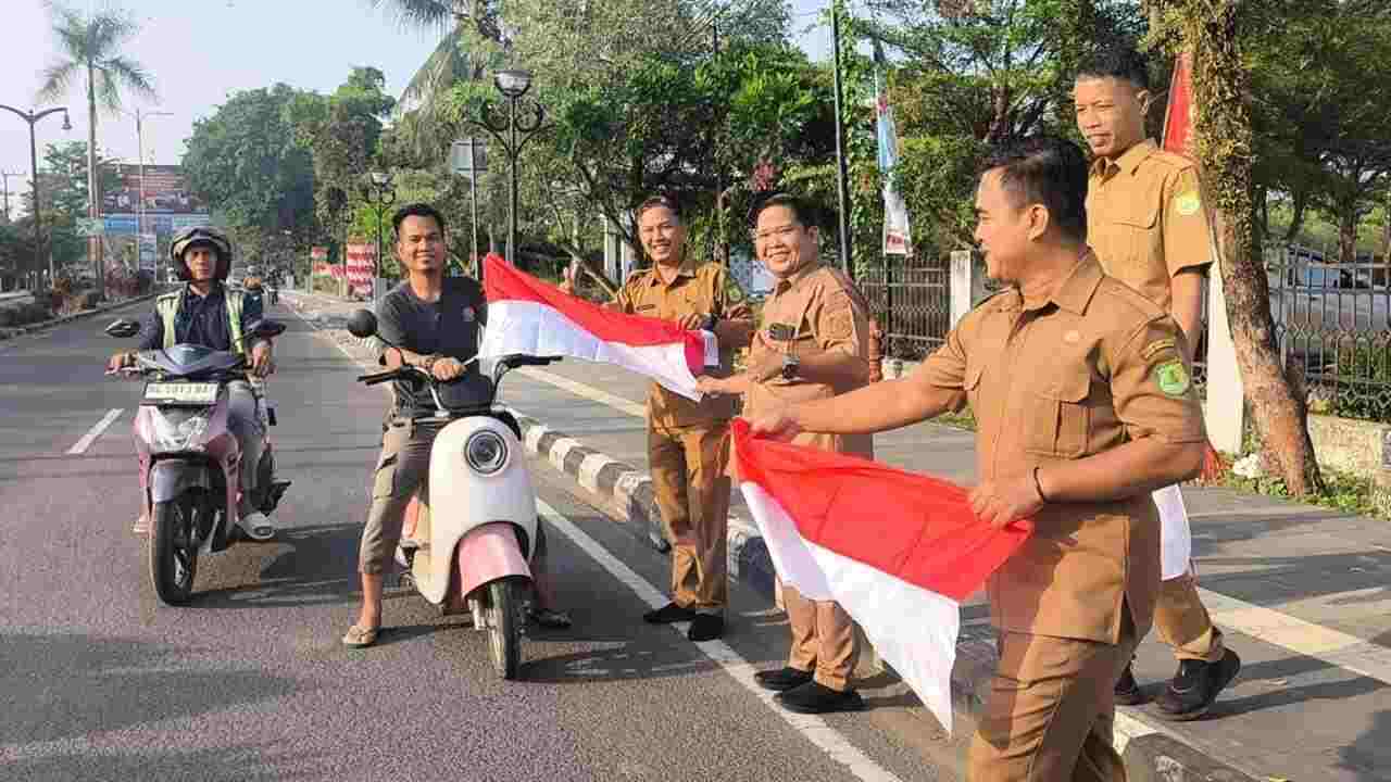 81 Bendera Merah Putih Dibagikan Gratis di Muba, Perusahaan Diminta Lakukan Ini