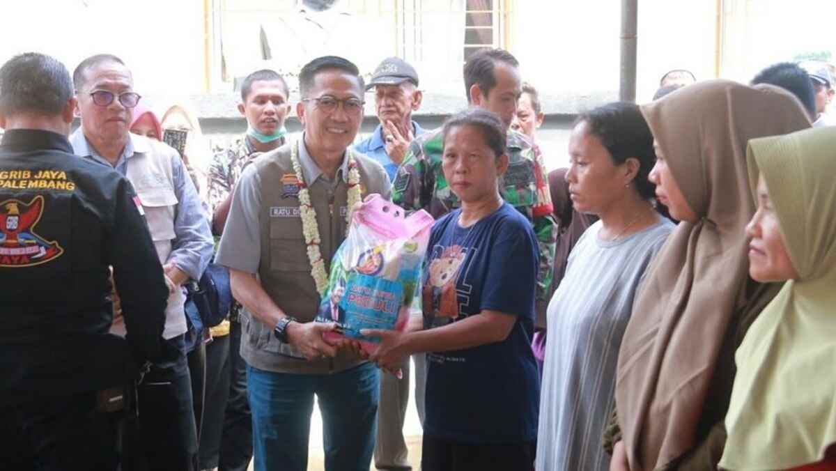 Pj Walikota Palembang Ratu Dewa Penyerahan Bantuan untuk wali murid kurang mampu di SMPN 36 Palembang