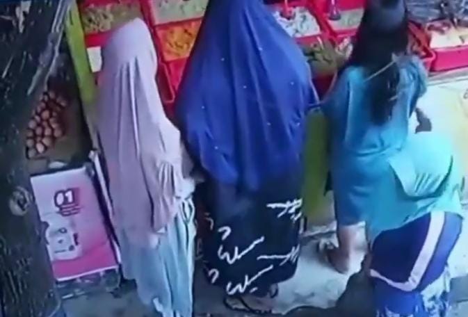  Terekam CCTV, Sindikat Copet Emak-emak Beraksi di Pasar 10 Ulu