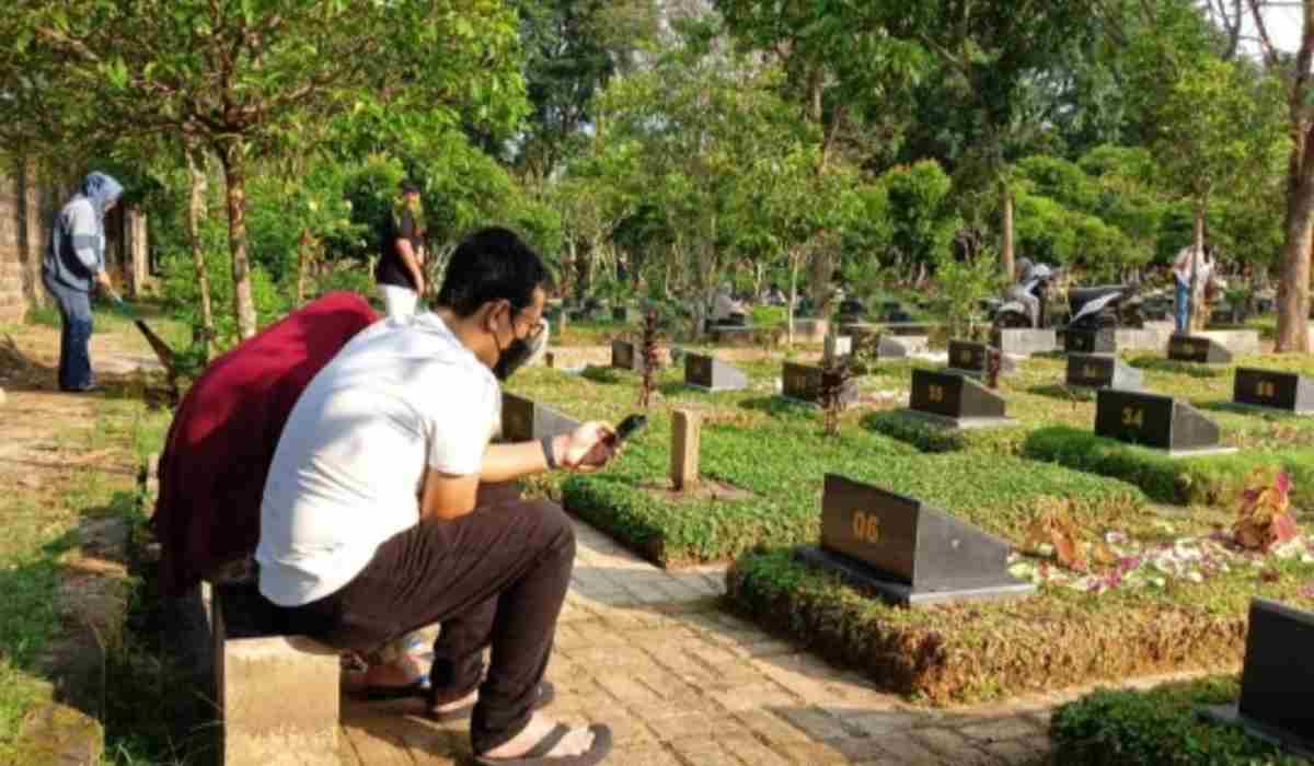 Lebaran 2024 Hari Pertama, Umat Muslim Padati Pemakaman Umum di Palembang