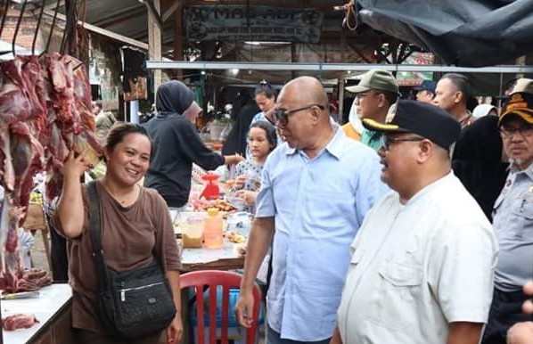 Jelang Idul Adha, Pj Wako Trisko Defriyansa dan Jajaran Pantau Harga Sembako Serta Daging di Pasar 